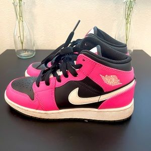 Nike Jordan mid kids 4.5 fits woman’s 6